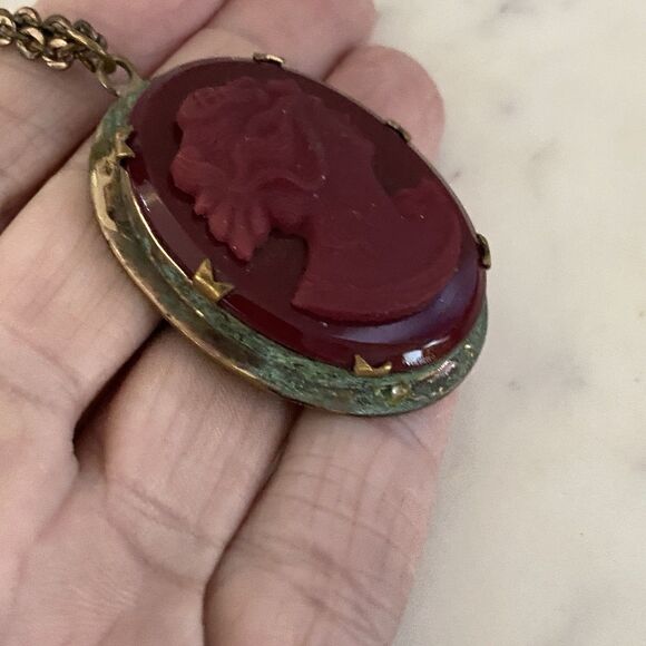 Vintage Red Molded Glass Cameo Golden Frame Patina Necklace Pendant - Picture 4 of 8